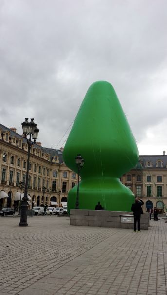 Plug anal, Place Vendôme à Paris. Avant.