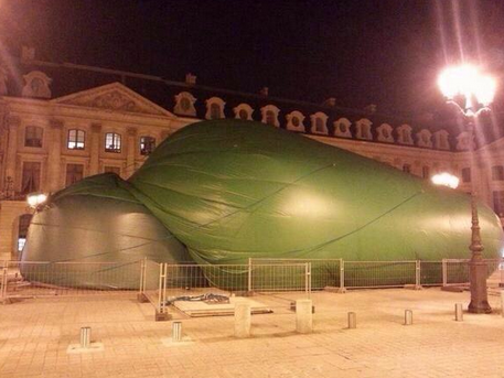 Plug anal, Place Vendôme à Paris. Après.